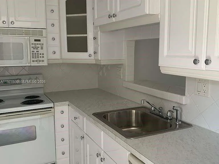 5003 NW 35th St #405 — Photo 1