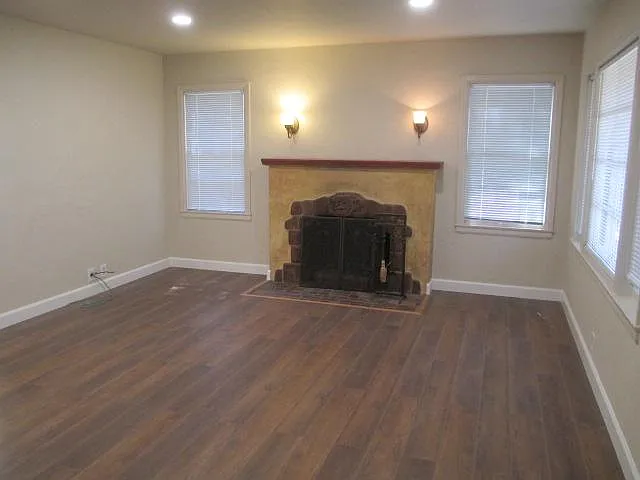 1098 Hazelwood Ave — Photo 7