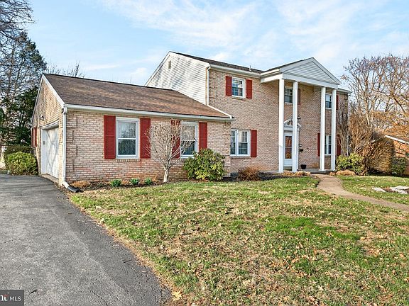 2nd image of 301 E Elmwood Ave