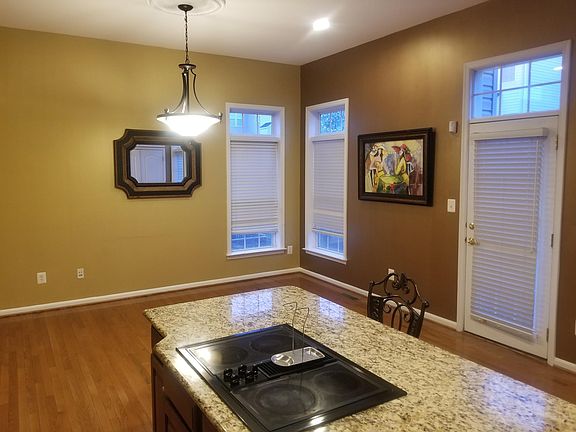Kitchen with family room, breakfast nook, pantry and an islandits 3 stools