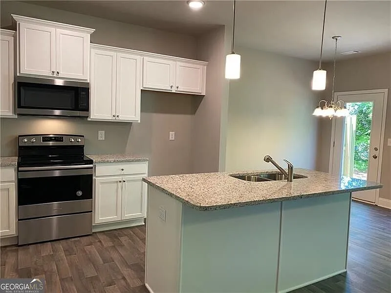 4 bed, 2.5 bath, $2,200 — Photo 3