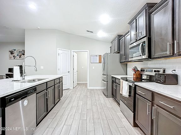 5th image of 694 NORTHSIDE Drive S