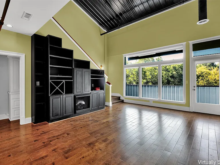 250 W Washington St #4 — Photo 2