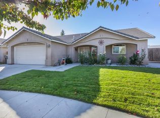 843 S McKenna Ave, Kerman, CA 93630