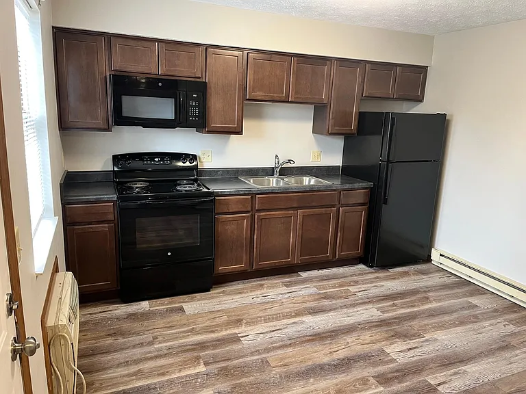 650 Larch St #B — Photo 2