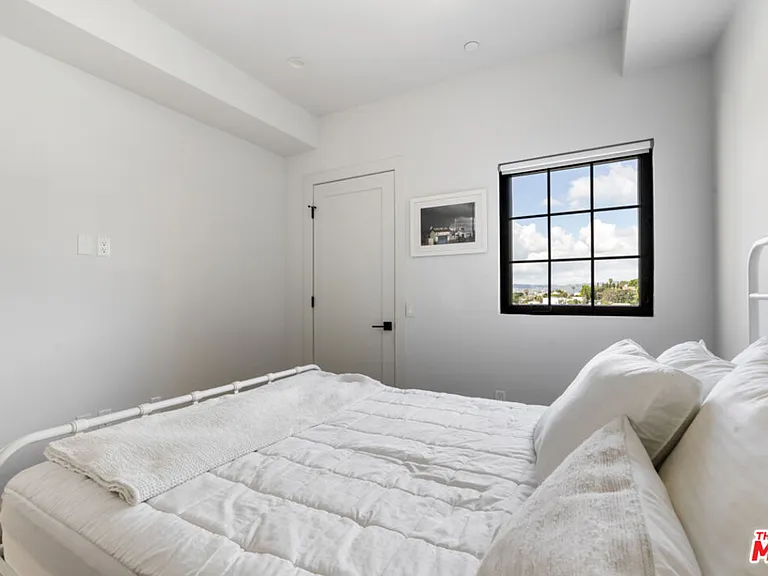 738 Parkman Ave — Photo 23