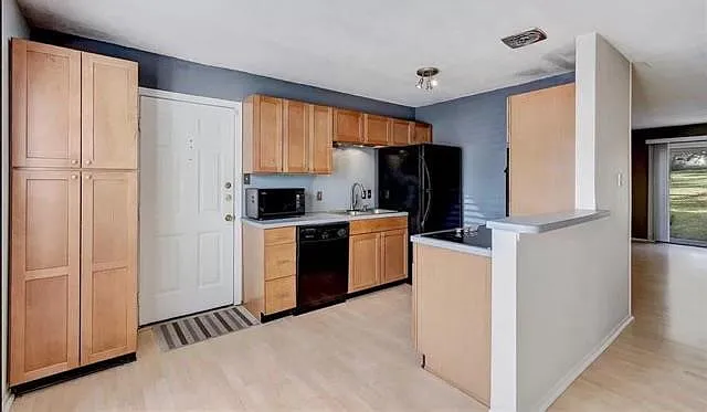 5332 Balcones Dr #D — Photo 9