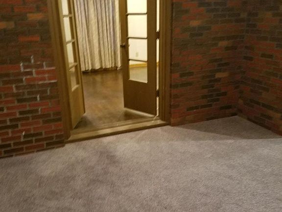 Bonus room w/new carpet!