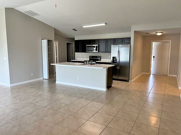 4th image of 1001 SW Benchor Ave