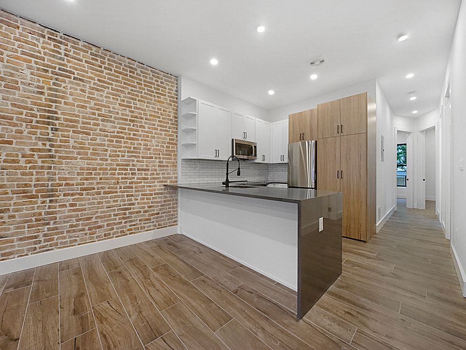 1st image of 146 Jefferson Ave APT 4