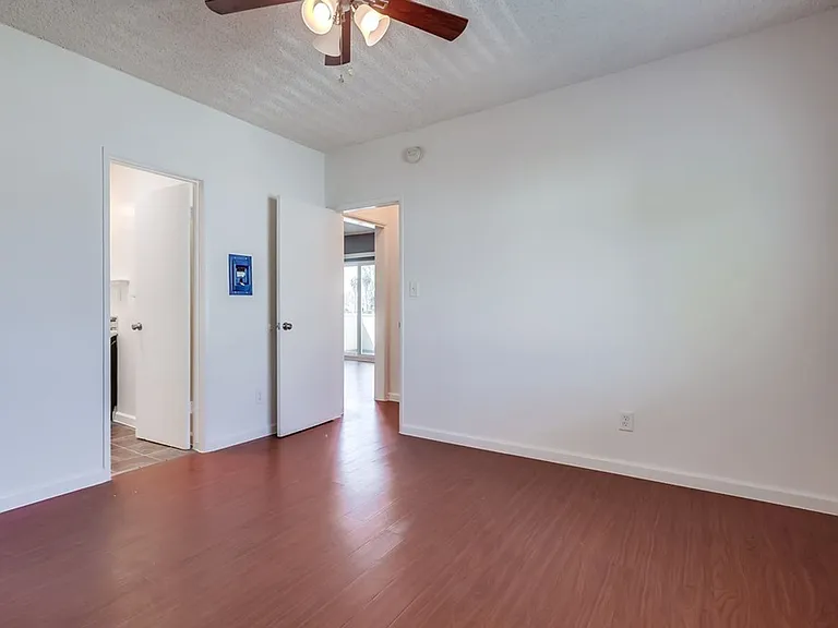 537 W Hyde Park Blvd — Photo 15