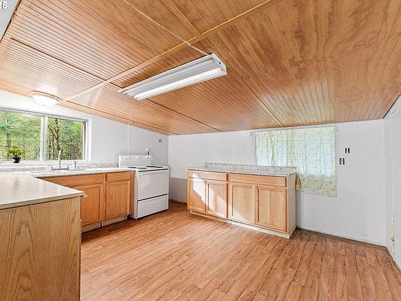 3rd image of 414 Callahan Rd