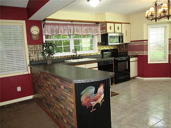 4th image of 390 Hunters Glen Ln
