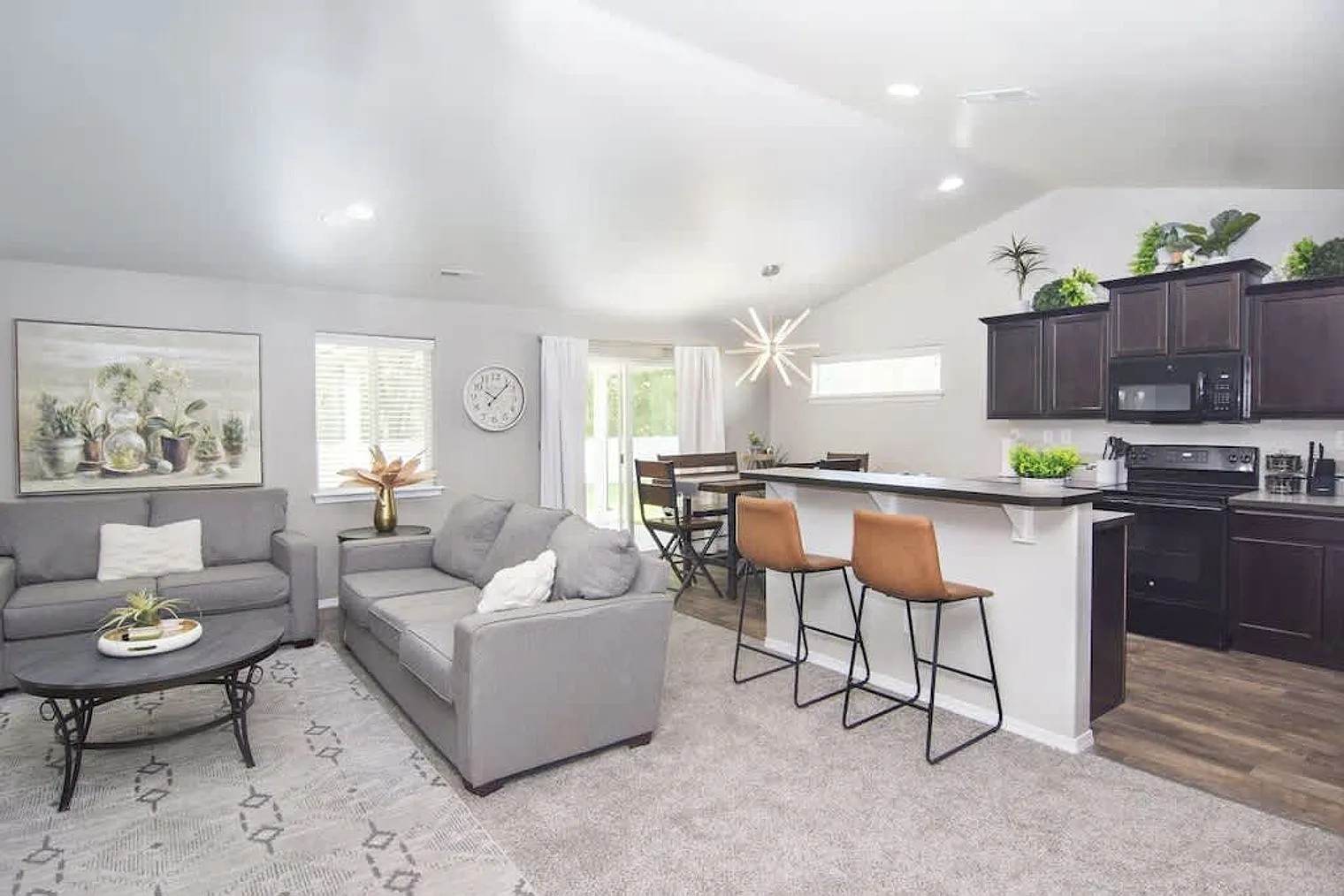 3 bed, 2.0 bath, 1399 sqft, $4,032 — Photo 3