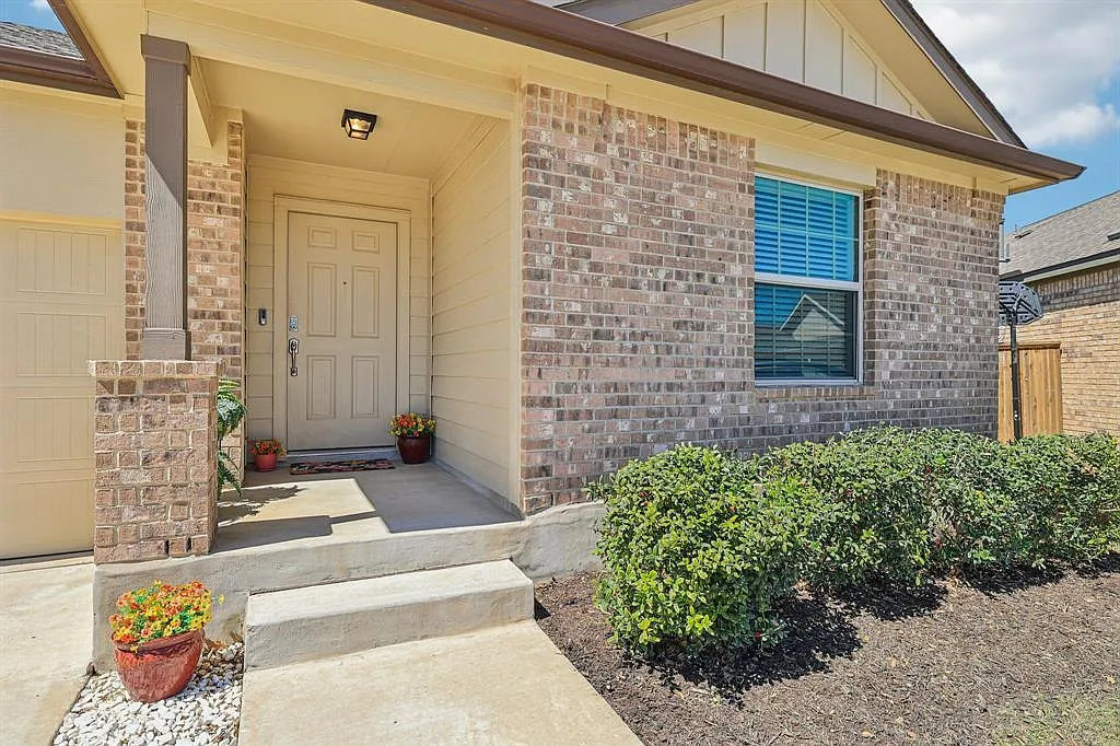 4 bed, 2.0 bath, 1957 sqft, $2,300 — Photo 2