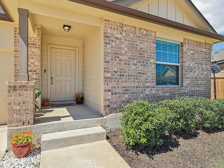 138 George Kimble Cv — Photo 2