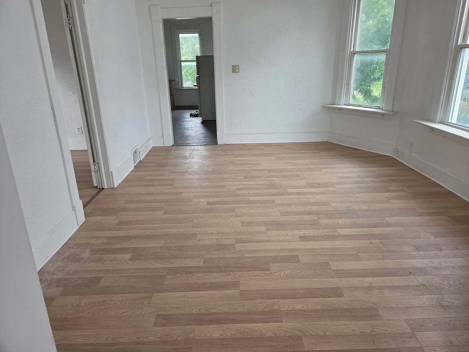 2 BR / 1 BA Apartment in Davenport, IA Updated Flooring, Bath & Paint — Photo 3