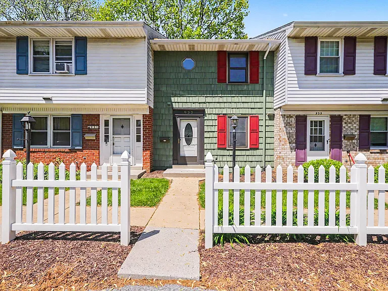 933 E Maple St — Photo 1