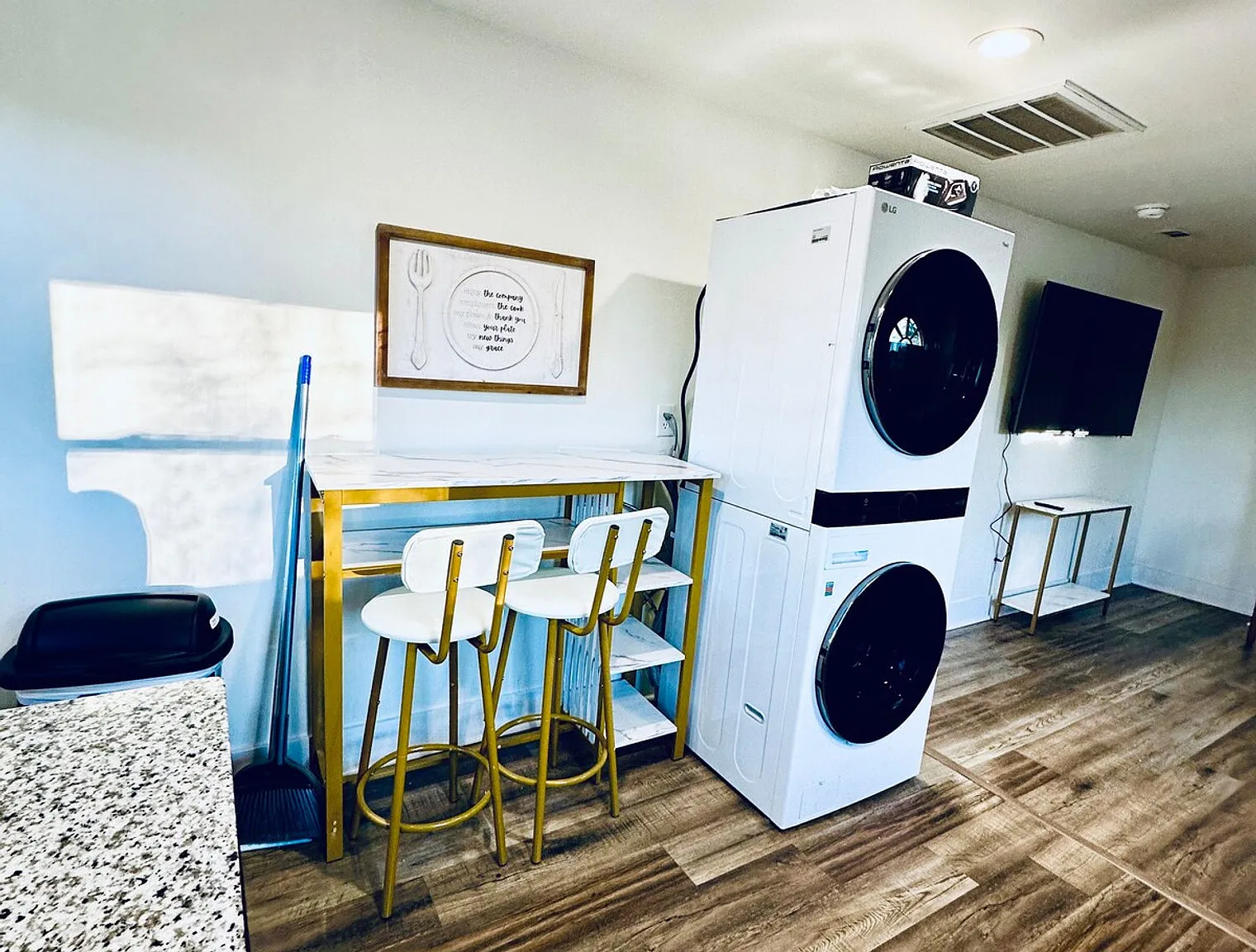 1 bed, 1.0 bath, $2,298 — Photo 3