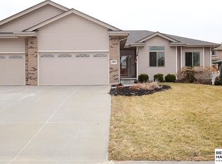 1909 Atlas Dr, Papillion, NE 68133