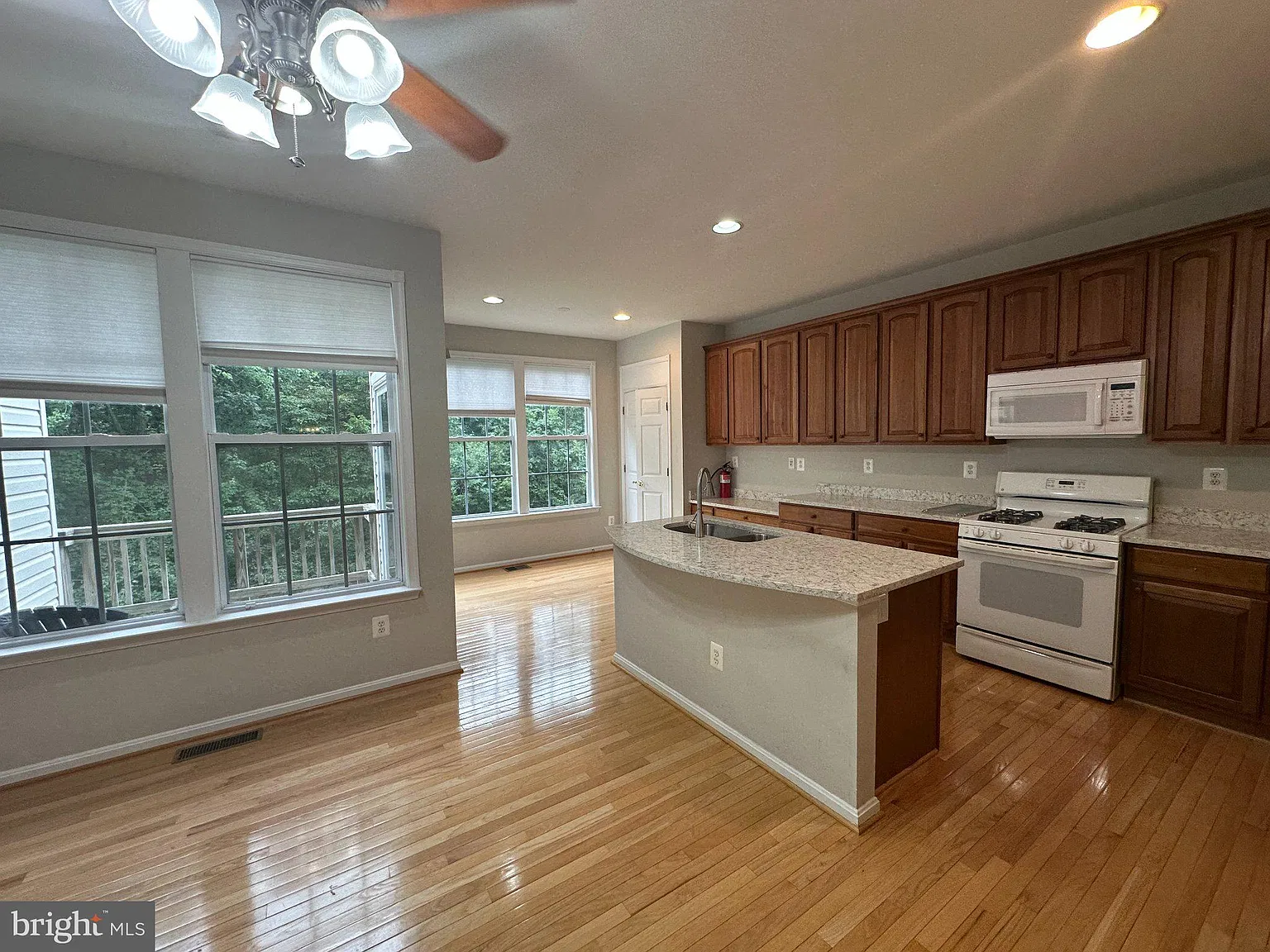 3 bed, 4.0 bath, 2367 sqft, $3,350 — Photo 4
