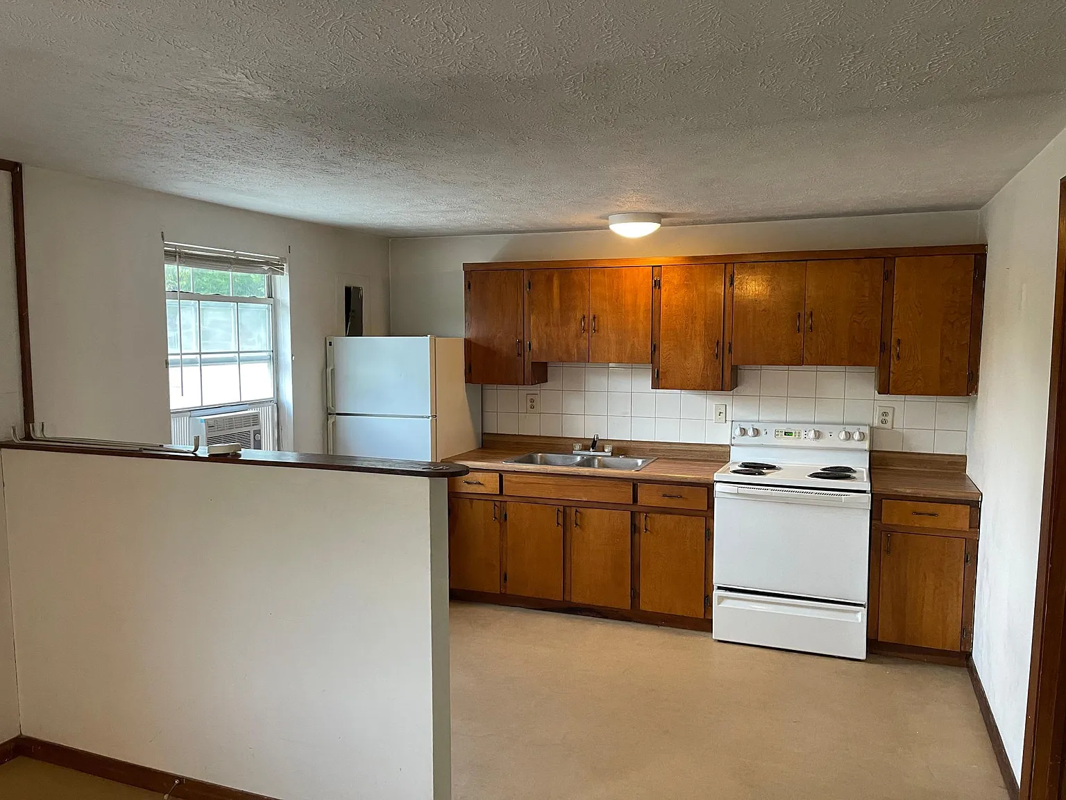 645 W College St — Photo 3