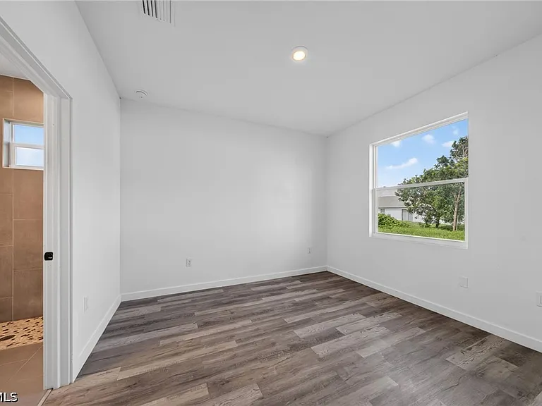 1530 Gilbert Ave S — Photo 18