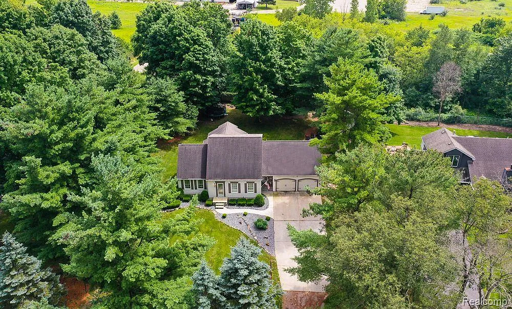 1323 Tanglewood Dr photo 1