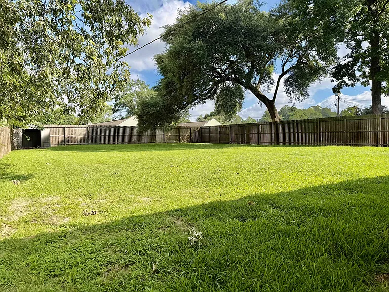 555 Burgin Ave — Photo 7