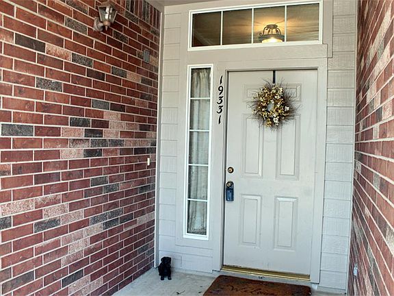 Inviting front door entry.