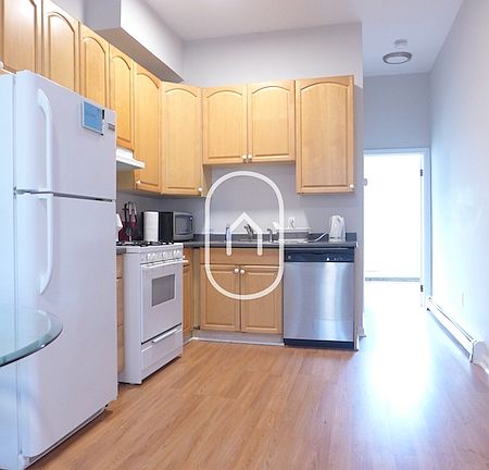 3rd image of 41 Cunard St