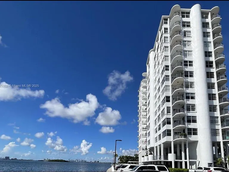 11930 N Bayshore Dr #Penthouse 10 — Photo 2