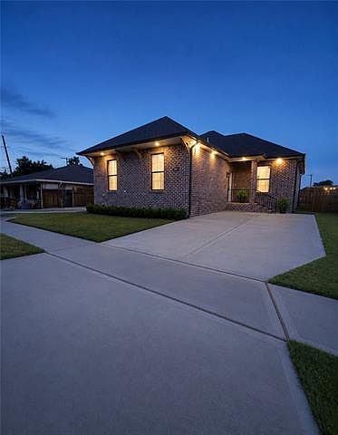 1st image of 310 Lynx Dr