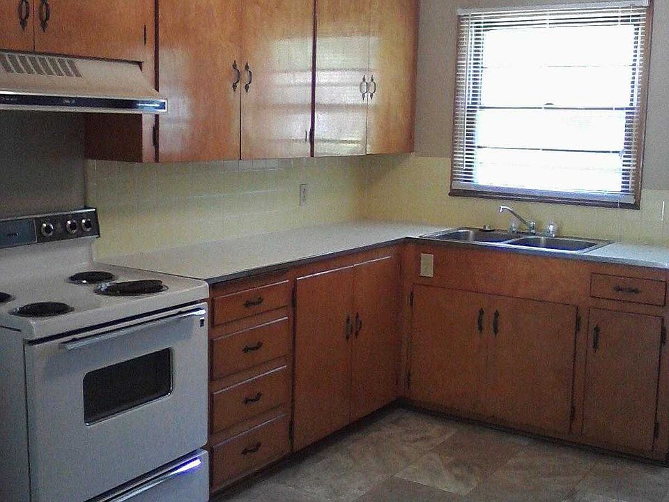 2nd image of 604 1/2 SE 5th St