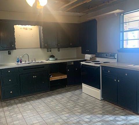 3rd image of 406 N Pioneer St