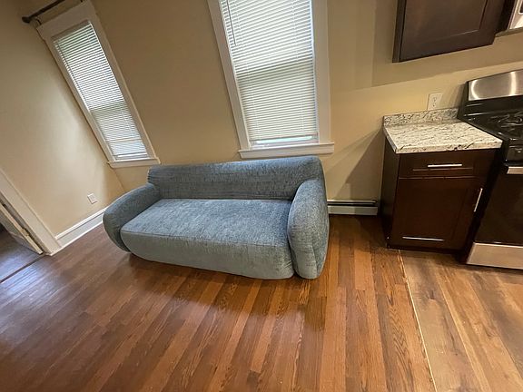 3rd image of 183 Isabella Ave Floor 2