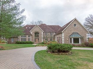 2 Eagle Pointe Dr, Barrington, IL
