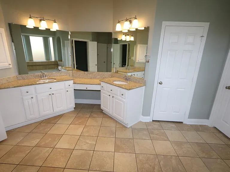 7102 Spring Run Ln — Photo 16