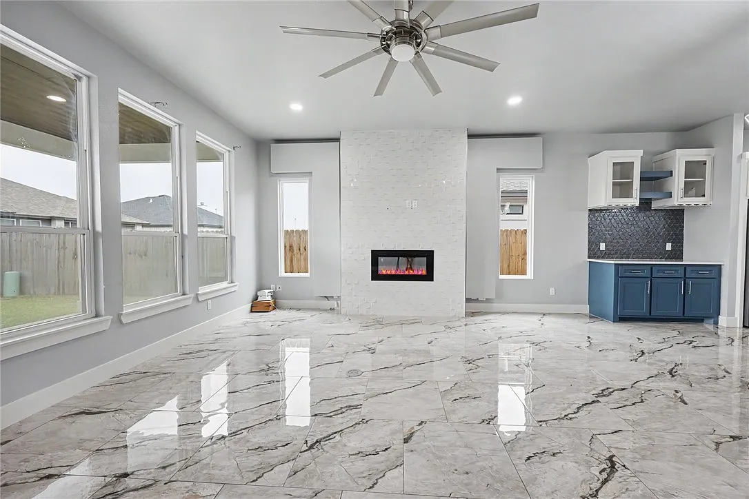 4 bed, 3.0 bath, 2270 sqft, $2,890 — Photo 4