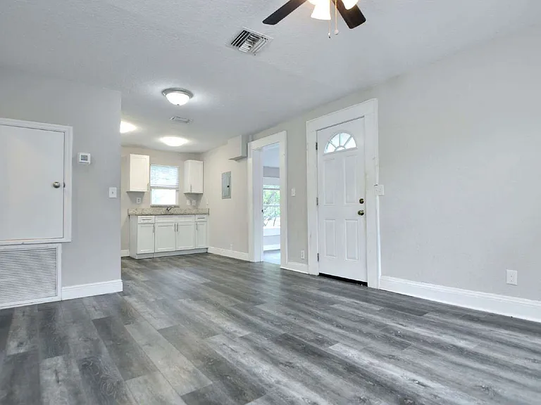 912 Hart St #B — Photo 7