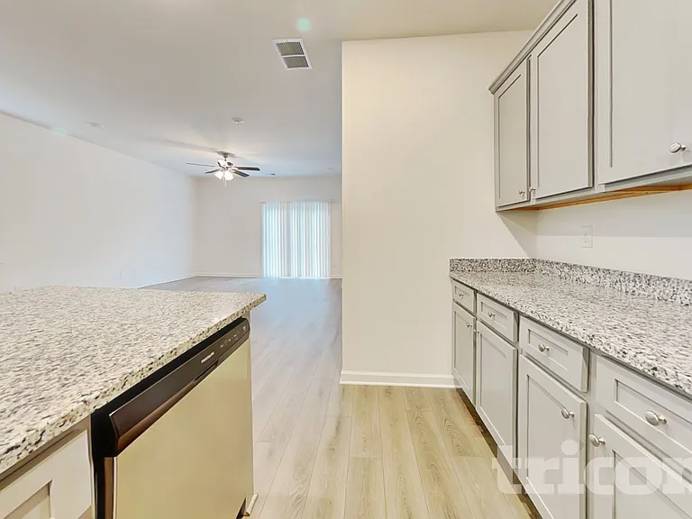 1940 Logan Ln — Photo 4
