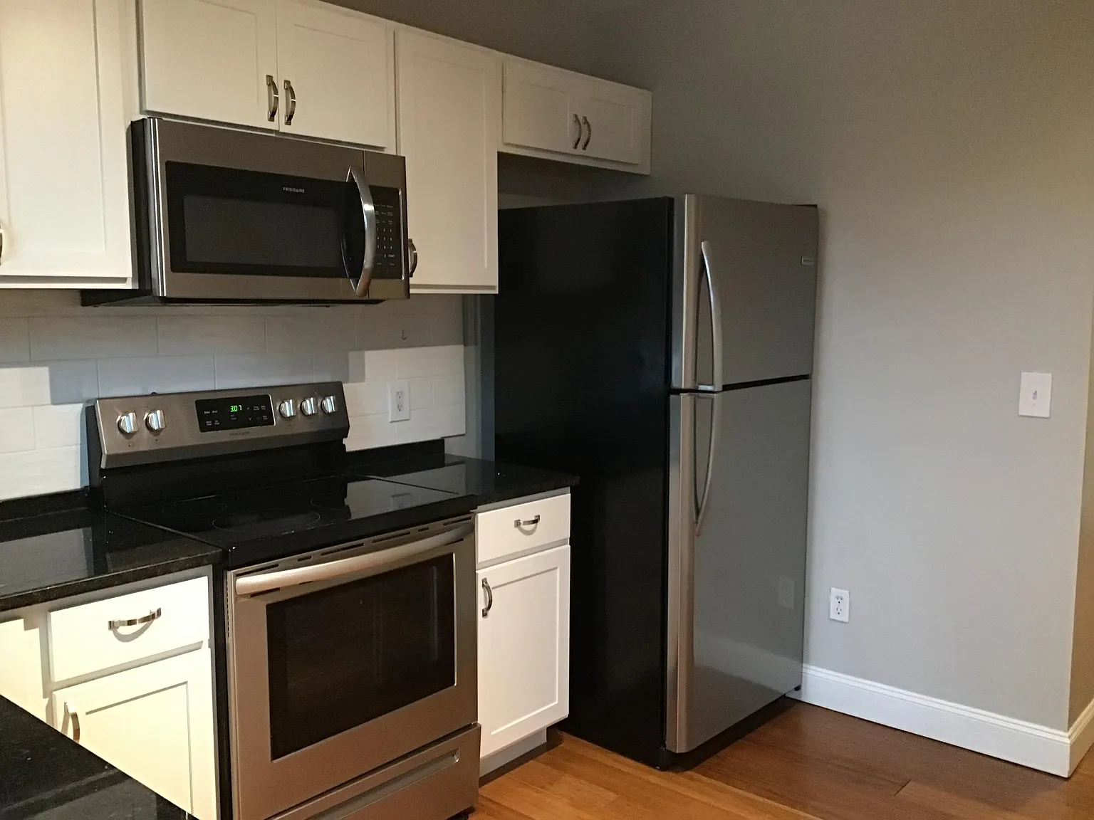 945 McAllister Ave photo 1