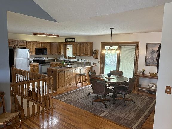 3rd image of 1233 E Republic Ave