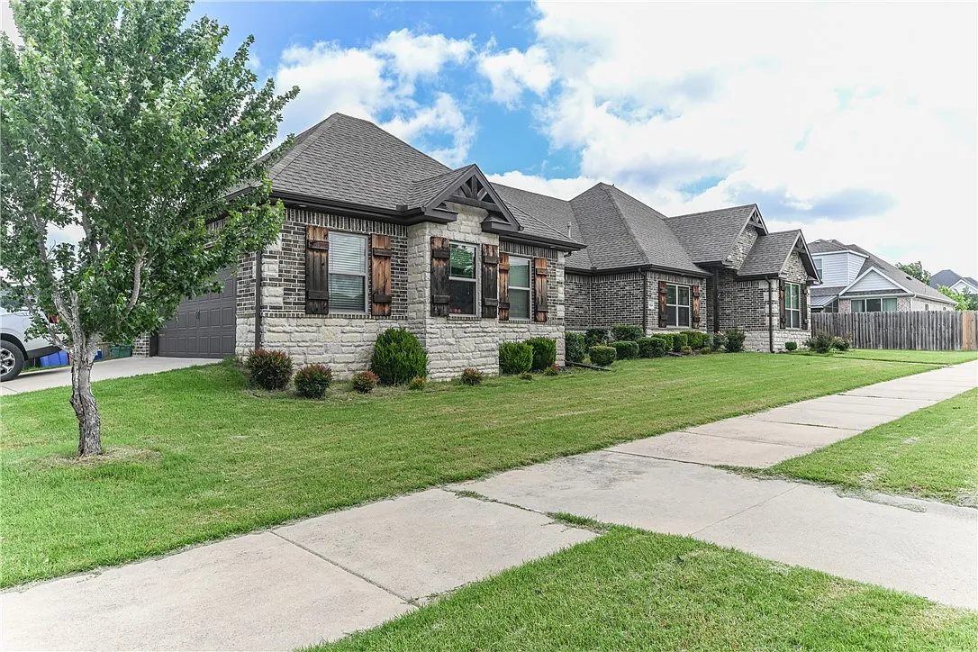 4 bed, 2.5 bath, 2200 sqft, $2,950 — Photo 2
