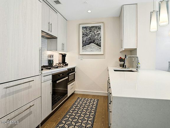 2nd image of 20 Melrose Ter Unit 401