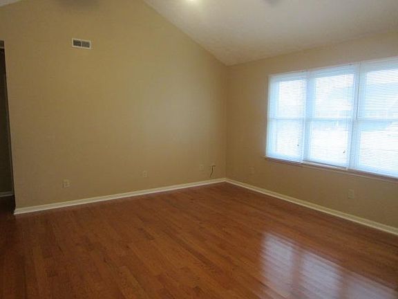 4th image of 228 Vicksburg Dr