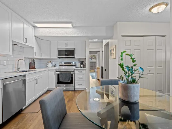 6223 N 31st Ave NW #404, Calgary, AB T3B 3X2