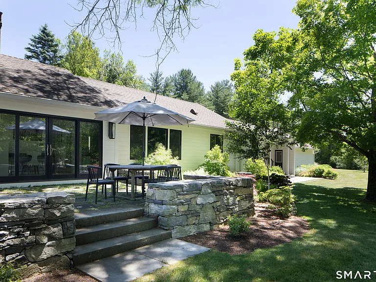 54 Robin Hill Ln — Photo 2