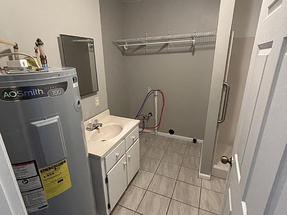 5th image of 109 N Broadway St