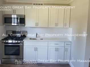 80 Cedar Ct APT 2, Copiague, NY 11726